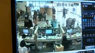 男欠債百萬持槍搶銀行　犯案畫面曝光