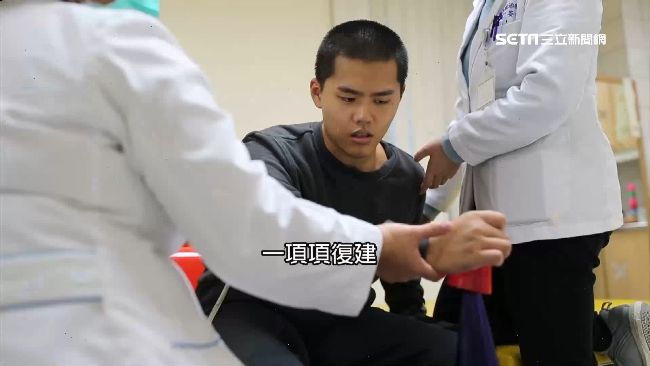 特戰級復健曝光　秦良丰抓雞米花訓練