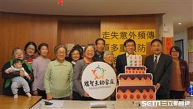 台灣失智症協會建議，家屬能協助失智者更新身份證上的照片，以發揮人臉辨識的協尋功效。（圖／台灣失智症協會提供）