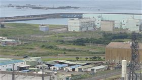 核四轉型規劃台電發言人林德福說明，核四現址範圍包括山坡地，高處可設置風機及太陽光電裝置，至於已開發的平地部分，除現有核四廠房外，仍有足夠空地可興建其他電廠（資料照片）中央社記者林孟汝攝 106年12月24日-龍門電廠-核四廠-