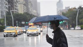北台灣天氣濕涼中央氣象局表示，16日東北季風及華南雲雨區東移影響，水氣增加，北部及東半部雲量偏多，北台灣有局部較大雨勢發生機率，其他地區也有局部短暫雨。中央社記者王飛華攝  108年1月16日