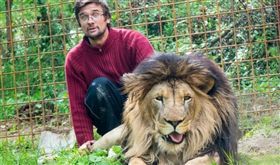 捷克男普拉謝克遭到自己飼養的獅子咬死。（圖／Michal Prasek臉書）