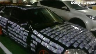 千元鈔票貼滿車！網驚：至少10萬