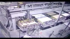 木板工人按一個鈕，瞬間變人肉紙板慘死。翻攝畫面