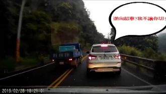 逆向超車險釀追撞　2駕駛互追丟水瓶