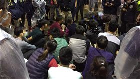 萬華區屠宰場聘失聯移工　移民署逮22人移民署27日表示，台北市萬華區一處屠宰場為因應近期家禽市場大量需求，聘僱失聯移工，2月初接獲線報後，立即結合勞政、憲、調、海巡聯合查察，一舉查獲22人。（移民署提供）中央社記者黃麗芸傳真　108年2月27日