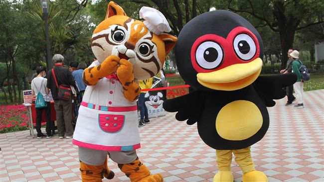 花蓮吉祥物紅面鴨　攜虎媽花博賣萌