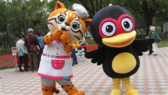 花蓮吉祥物紅面鴨　攜虎媽花博賣萌