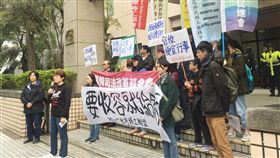 台灣移工聯盟：受收容人無錢購餐挨餓台灣移工聯盟6日上午到移民署前舉行記者會，指出從107年起就接獲多名逾期居留移工反應，他們遭移民署專勤隊抓捕後，被暫關在專勤隊所設臨時收容所內，需自費購餐，沒錢者需請同伴支應或由專勤隊員自掏腰包請吃飯。成員高喊「要收容，就給飯」等口號抗議。中央社記者黃麗芸攝  108年3月6日