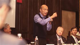 韓國瑜赴工商協進會演講（3）工商協進會6日舉行第25屆第4次理監事聯席會議，會中邀請高雄市長韓國瑜（右3）演講。韓國瑜會前表示，到台北的主要目的是向上市櫃企業家介紹高雄投資環境，每一個產業都代表提供不同的就業機會，高雄歡迎所有投資案。中央社記者張新偉攝　108年3月6日