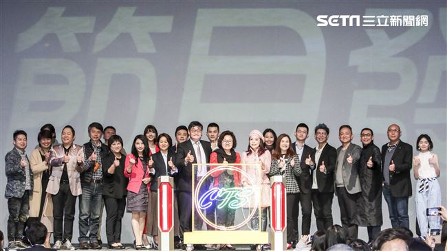 2019華視節目表會，全體大合照。（記者林士傑/攝影） 
