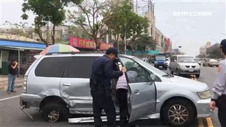 男酒駕遇警心虛　闖燈撞車下場GG