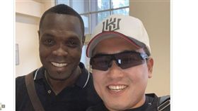 ▲Radhames Liz（李茲）與前隊友尹耀涉在台灣吃飯合影。（圖／截自韓國媒體）