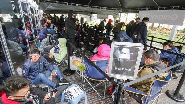 三星S10今取貨　星粉不畏風雨排爆