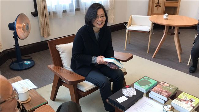 小英愛看書！他感動：都是為台灣而讀