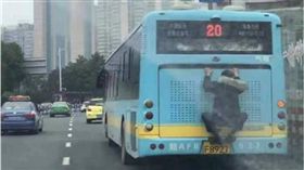 說明 不請自來！奇葩男這樣「搭便車」　網驚呆：高手在民間　圖／翻攝微博
