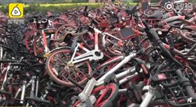 中國共享單車公司狂倒閉…2畝農田堆滿廢棄單車惹民怨（圖／翻攝自梨視頻）