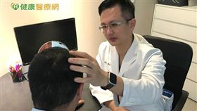 醫師提醒雄性禿患者若有大量掉髮情形應向專業醫師諮詢接受治療