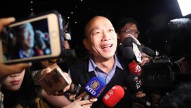 工商協進會邀韓國瑜北上演講工商協進會6日在台北召開第25屆第4次理監事聯席會議，會中邀請高雄市長韓國瑜（中）以「南方崛起高雄首富」為題發表演講，韓國瑜離場時受到大批媒體包圍訪問。中央社記者張新偉攝　108年3月6日