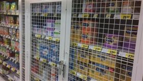 賣場被中國大媽搶怕了　奶粉櫃直接鐵籠＋上鎖。（圖／取自網路）