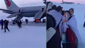 中國國際航空一架波音777客機，周一（4日）在前往洛杉機途中因出現貨艙火警警報，緊急降落俄羅斯阿納德爾機場，冰天雪地中機上人員披著毯子取暖。圖／翻攝自環球網