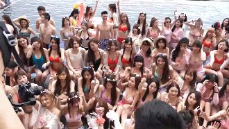 無邊際泳池開泳裝趴！波濤乳浪在澎湖