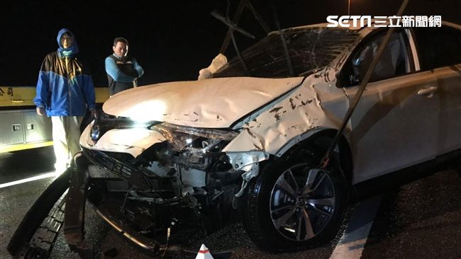 天雨路滑趕飛機翻車　駕駛拋車外慘死
