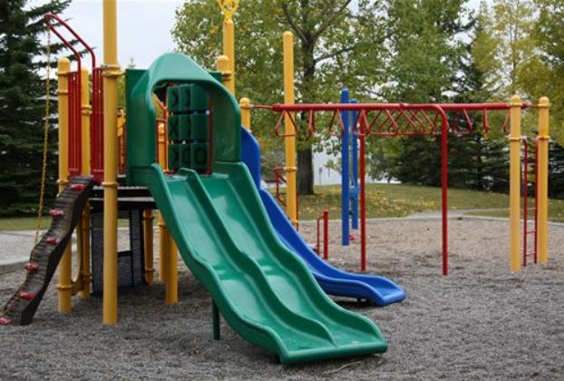 7名五年級小學生玩「鬼抓人」時弄壞遊具遭罰站30日，家長質疑此舉具侮辱性。（示意圖，與本文無關／PIXABAY）