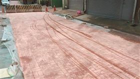 苗栗苑裡房裡老街被電動車輾過 留下輪胎痕／苑裡串起來