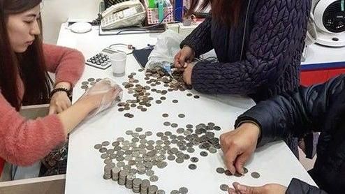 客拿銅板買愛瘋　店員數錢數到眼神死