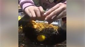 ▲生雞蛋一桿進洞（圖／翻攝自爆料公社）