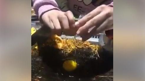 生雞蛋竟自己逃走　網：它不想被吃掉