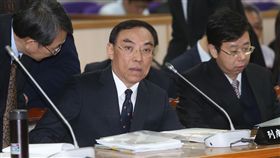 蔡清祥：酒駕同車者連坐　應跨部會討論面對媒體提問有關酒駕同車者是否連坐行政處罰，法務部長蔡清祥（中）6日在立法院表示，酒駕部分關於刑法修法草案已送交行政院審查中，連坐行政罰部分非法務部主管，這部分應會與交通部及內政部討論溝通。中央社記者鄭傑文攝　108年3月6日