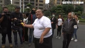 髮蠟哥攜帶陳情書及香蕉到高雄市政府欲見韓國瑜遭拒，氣憤丟兩根蕉，新聞台