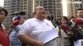 髮蠟哥攜帶陳情書及香蕉到高雄市政府欲見韓國瑜遭拒，氣憤丟兩根蕉，新聞台