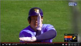 ▲光芒韓籍一壘手崔志萬敲出安打後模仿鹹蛋超人。（圖／翻攝自BlueBall）