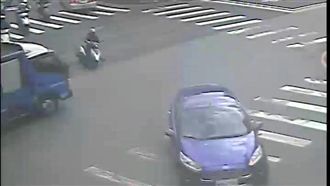 貨車疑闖紅燈釀禍　女騎士遭撞險遭輾