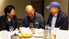 王浩宇公布韓國瑜喝酒照／王浩宇臉書