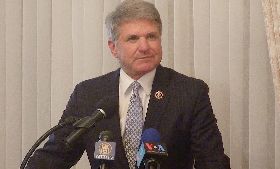 美聯邦眾院外交委員會首席議員麥考爾