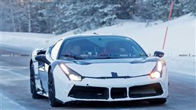 ▲Ferrari油電偽裝測試車。（圖／翻攝motor1網站）