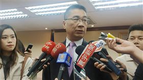 內政部參考法國 擬修法避免不實廣告影響選舉內政部長徐國勇（中）27日表示，避免選舉出現不實廣告，造成無從回復的傷害，內政部參照法國立法例預告修正選罷法，目前正徵求各界意見。中央社記者王承中攝  108年2月27日