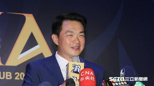 中職／李鍾旭隨NC　跟彭政閔打招呼
