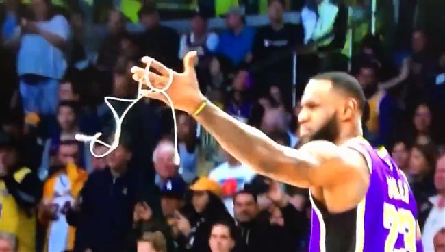 NBA／場上撿充電線…詹皇黑人問號
