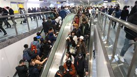 北捷跨年夜　估260萬人次搭乘台北捷運公司31日表示，今年跨年適逢4天連假期間，但天氣較濕冷，去年跨年夜搭乘人次約260萬，預估今年數字應與去年相差不大。中央社記者徐肇昌攝　107年12月31日