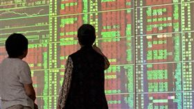 台股開高走高（2）台北股市18日開高走高，重回10800點之上，法人認為，目前指數處於擴底階段，雖有電子股旺季，以及蘋果新機拉貨帶動，但仍須外資明顯加碼，台股才有機會真正反彈。中央社記者董俊志攝　107年7月18日