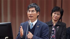 人才留台意願低　陳良基：關鍵是低薪科技部長陳良基（前）7日在立法院教育及文化委員會接受質詢被問到，科技部有很多人才培育計畫，但人才留台意願低落。陳良基表示，很多年輕人其實相當關心台灣發展，希望把所學帶回台灣，但關鍵是低薪的結構性問題。中央社記者裴禛攝　108年3月7日
