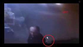 「黑衣陌生人」路過拍一下　男轉頭下一秒…躲過死神召喚
圖／翻攝自HABER Ci YouTube
https://www.youtube.com/watch?v=1Z5kbmUMYuQ