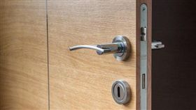 門鎖,鑰匙,木門,門把,鎖門（圖／翻攝自pixabay）