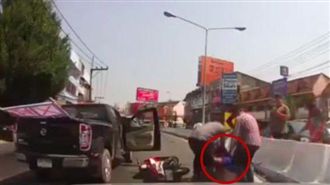 不滿遭叭拿磚砸車　騎士囂張後被打趴