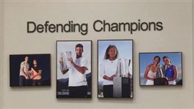 ▲謝淑薇與絲翠可娃去年聯手拿下女雙冠軍，衛冕冠軍的冠軍照片被掛在球場牆上。（圖／翻攝自夢遊寫真人謝淑薇臉書）